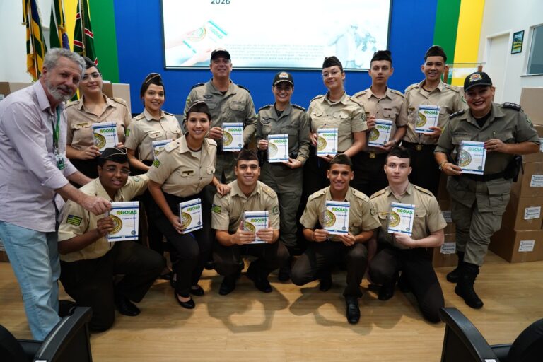 Agendas de 2026 são entregues a alunos dos colégios militares