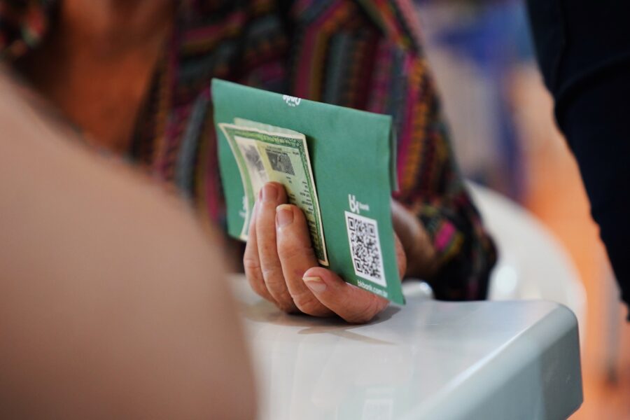 Mais de 400 famílias recebem cartões do Aluguel Social e escrituras nesta semana