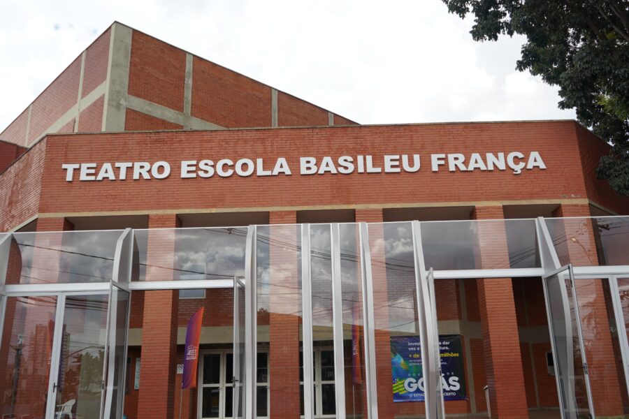 Basileu França apresenta espetáculos infantis inspirados na magia do circo