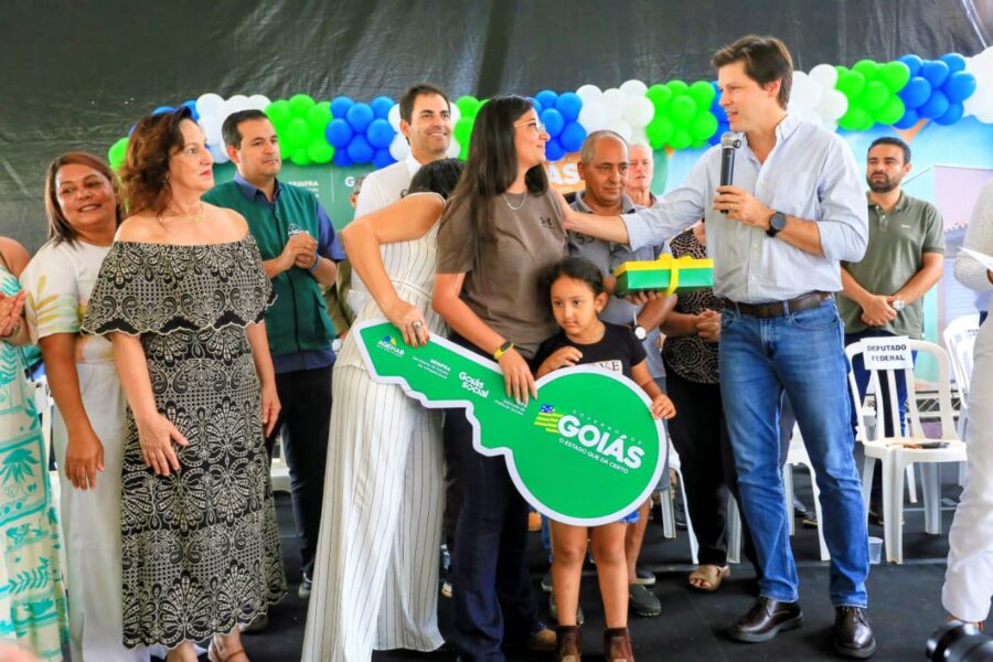 Famílias de Cumari e Goiandira recebem casas a custo zero