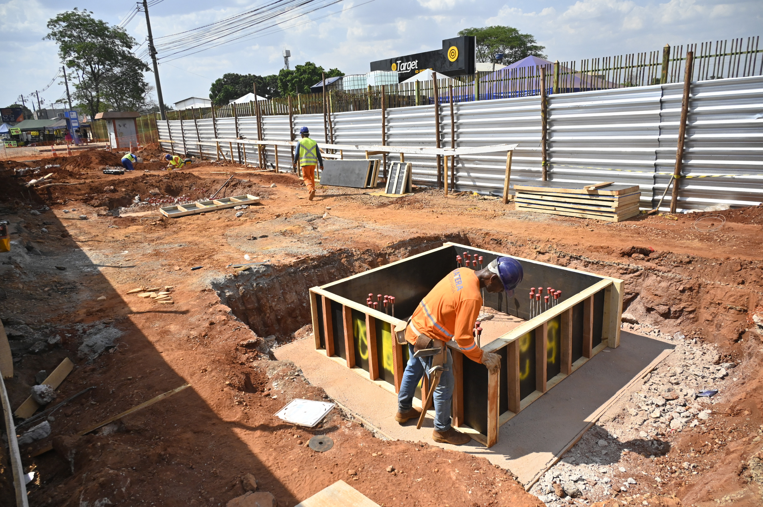 Goinfra investe mais de R$ 30 milhões em passarelas para pedestres