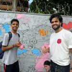 Jovens do Tecendo o Futuro pintam mural coletivo ao lado de artista goiano