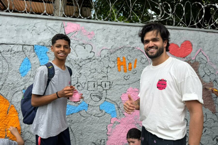 Jovens do Tecendo o Futuro pintam mural coletivo ao lado de artista goiano