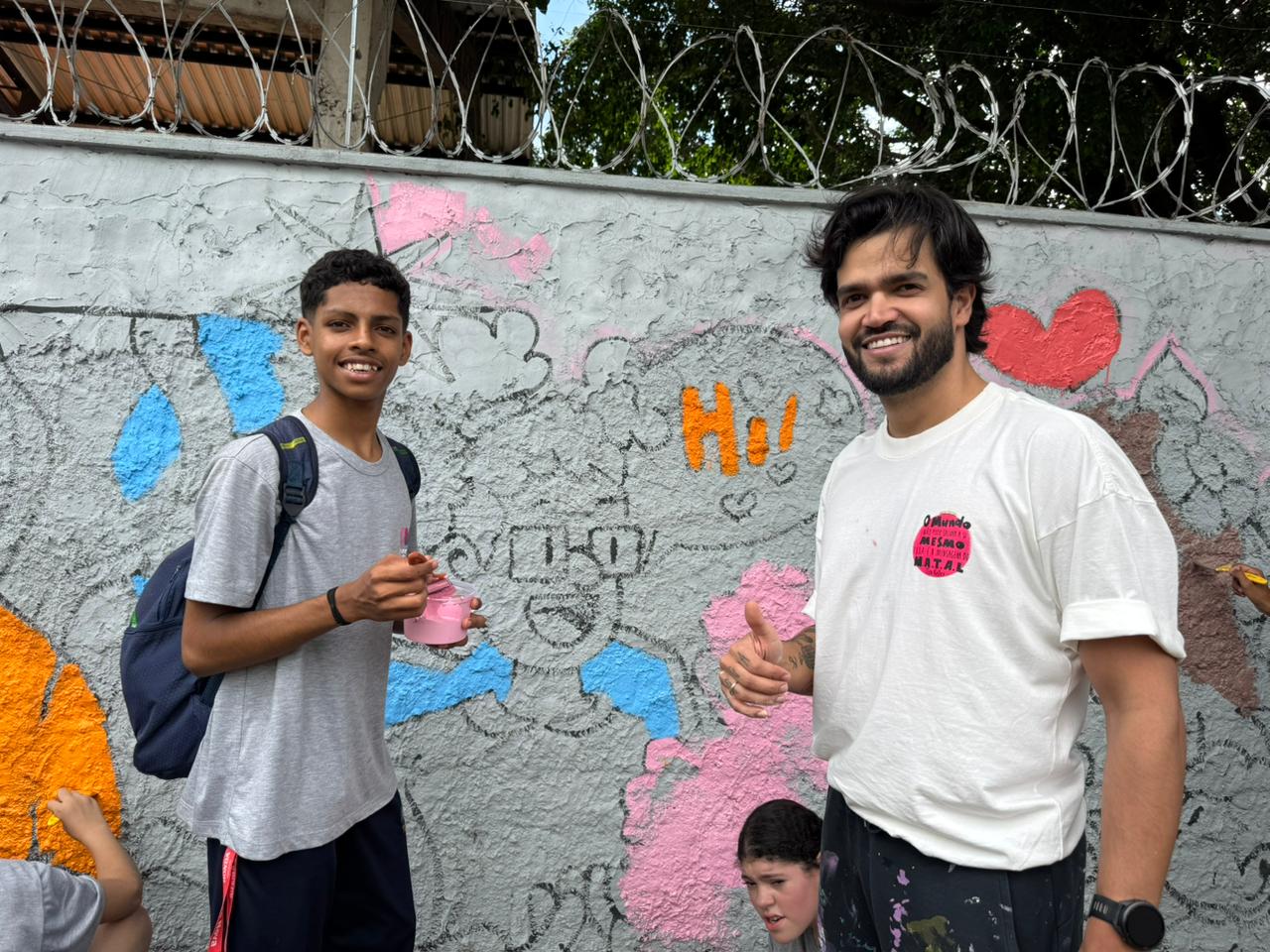 Jovens do Tecendo o Futuro pintam mural coletivo ao lado de artista goiano