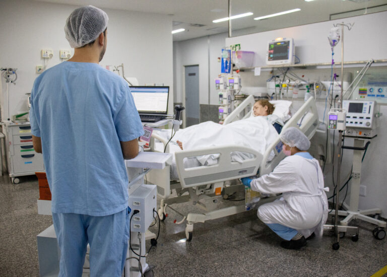 Crer implementa Kamishibai Digital na UTI para  reforçar segurança do paciente