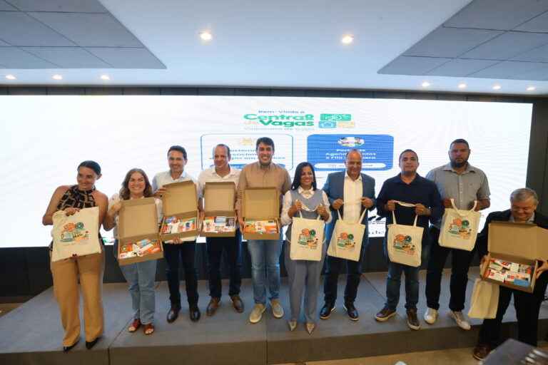 Governo amplia apoio à alfabetização com entrega de kits escolares