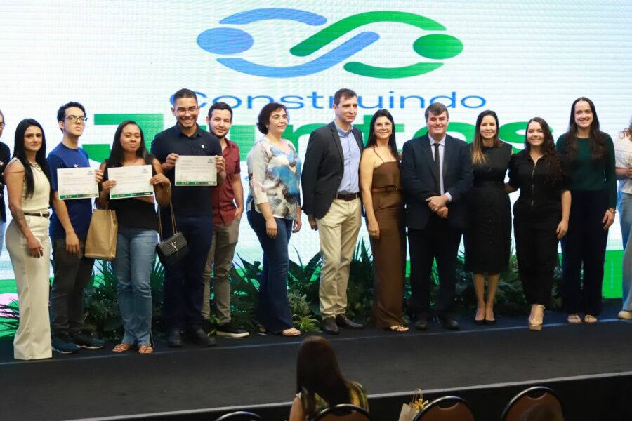 Alunos da UEG recebem prêmios do Projeto Construindo Juntos