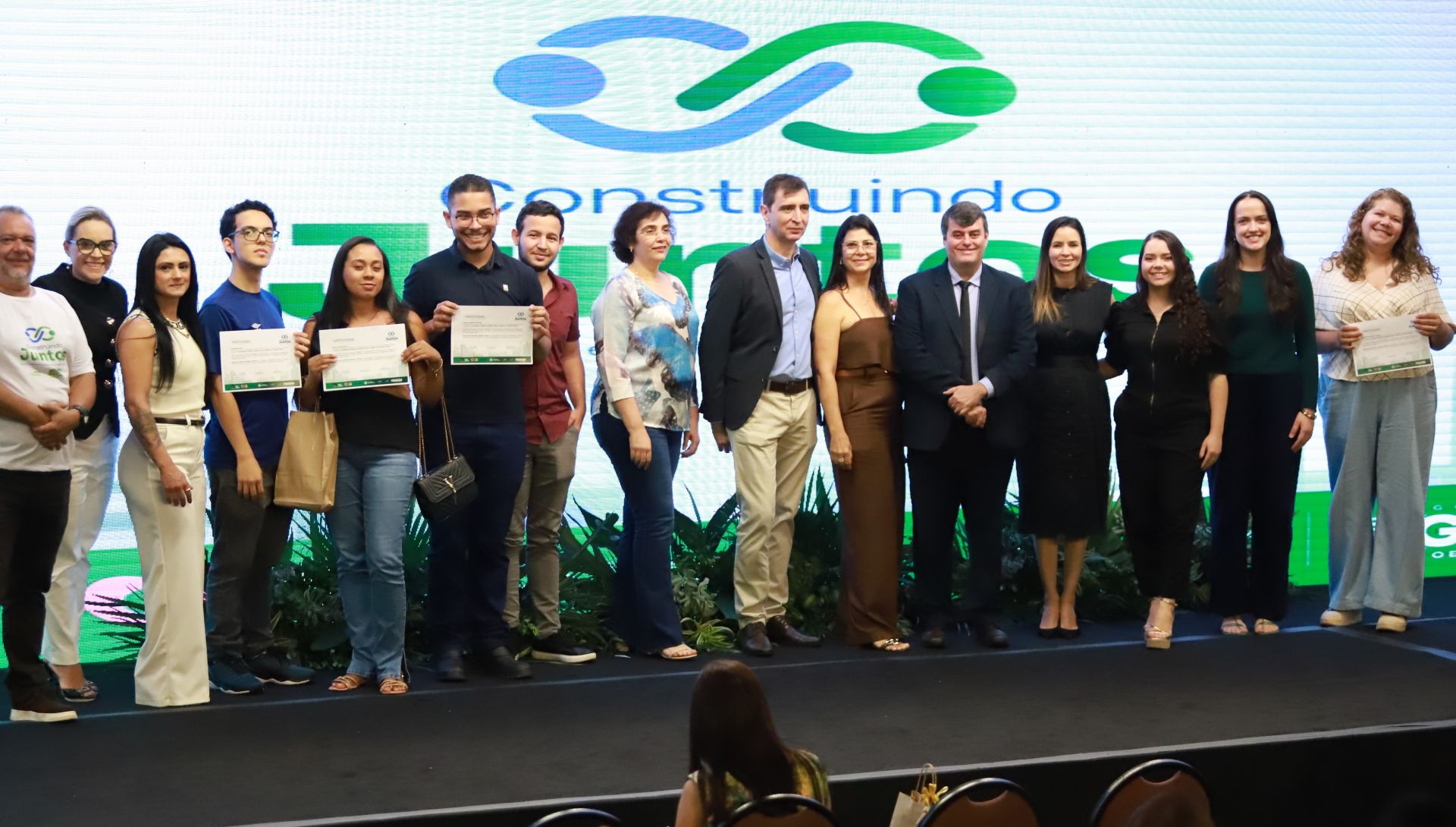 Alunos da UEG recebem prêmios do Projeto Construindo Juntos