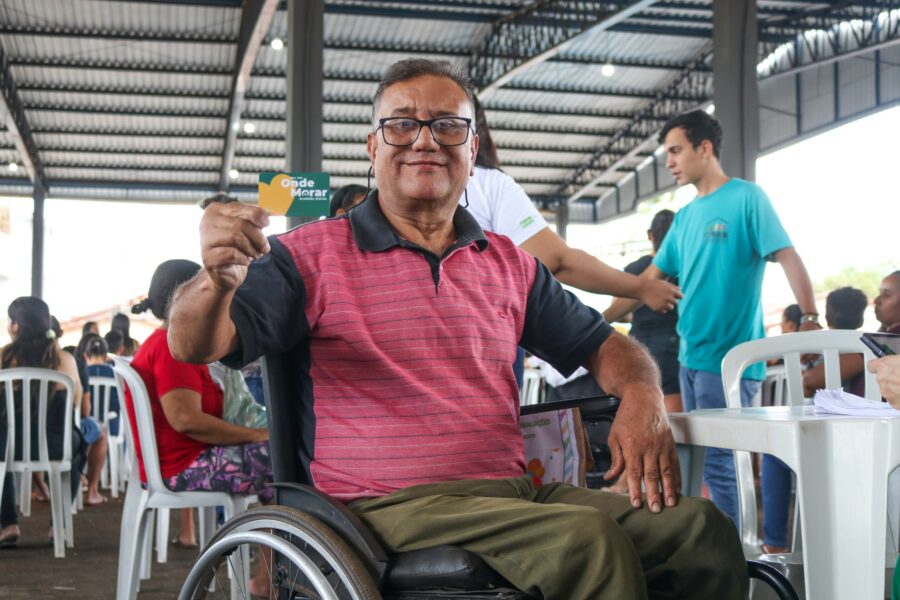 Agehab entrega escrituras e cartões do Aluguel Social no Nordeste Goiano