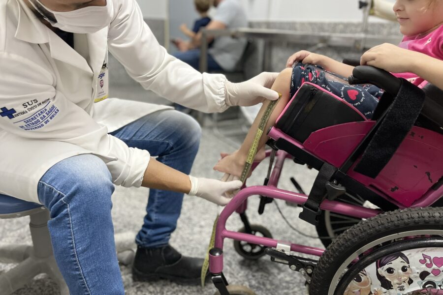 Crer entrega dispositivos ortopédicos em Aparecida de Goiânia