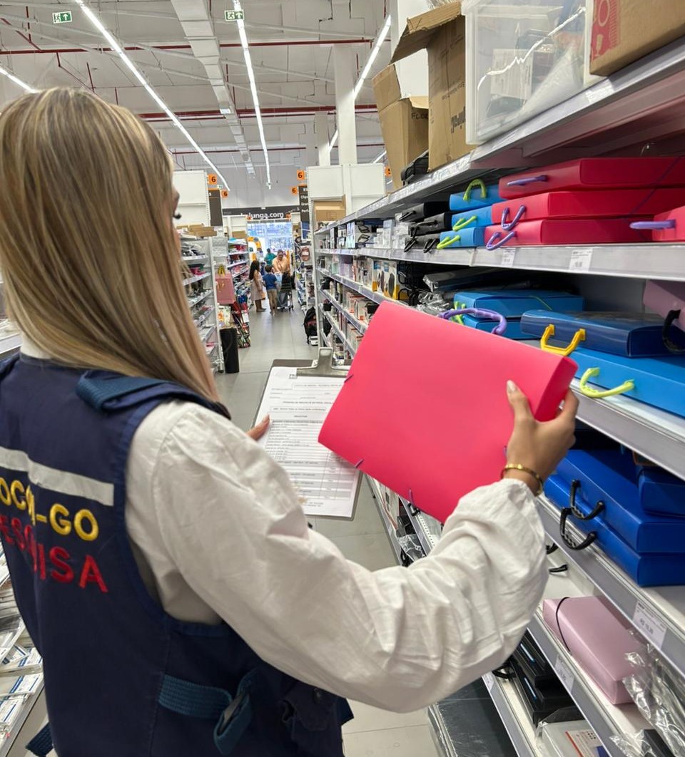 Procon encontra variação de até 812% em preços de material escolar