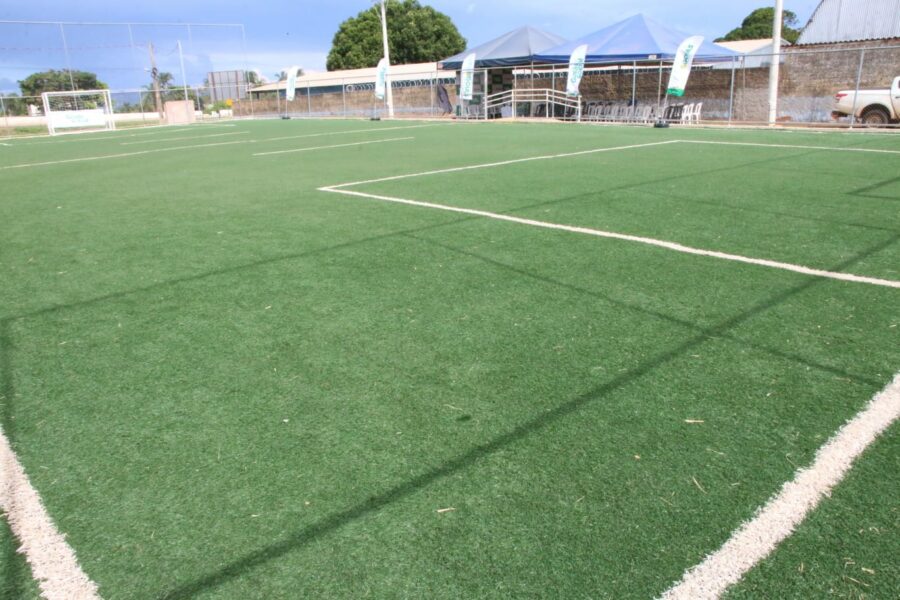 Campos sintéticos de futebol society são entregues em mais quatro municípios