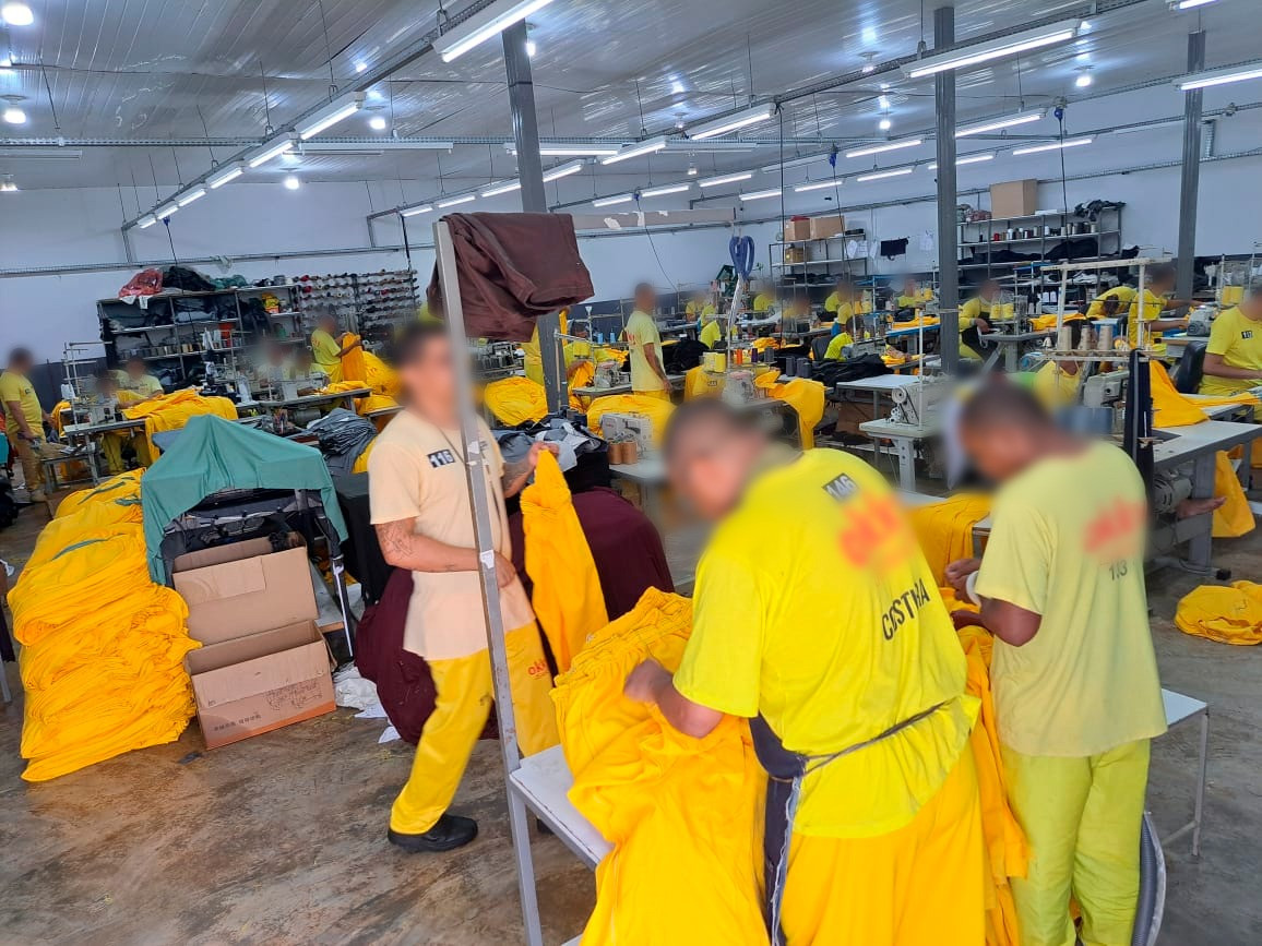 Mão de obra de custodiados produz mais de 4 mil kits de uniformes para população carcerária