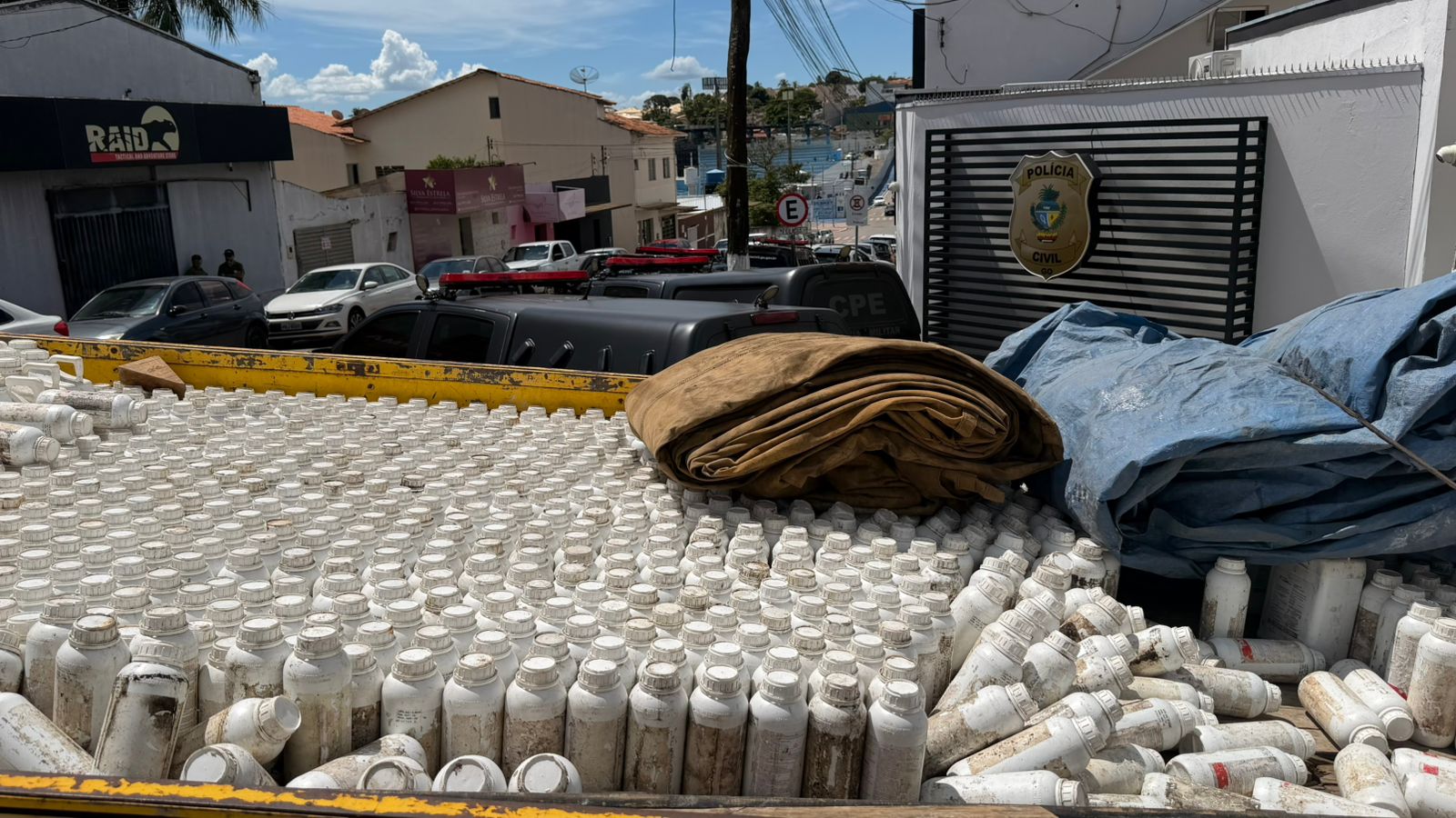 Agrodefesa e PM apreendem 1,4 mil embalagens irregulares com agrotóxicos