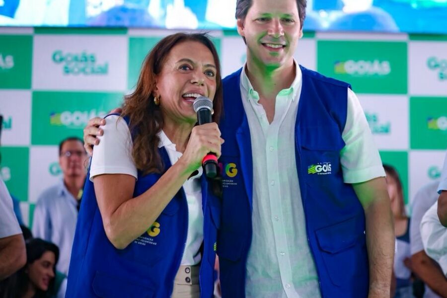 Gracinha e Daniel entregam vans para assistência social nos 246 municípios goianos