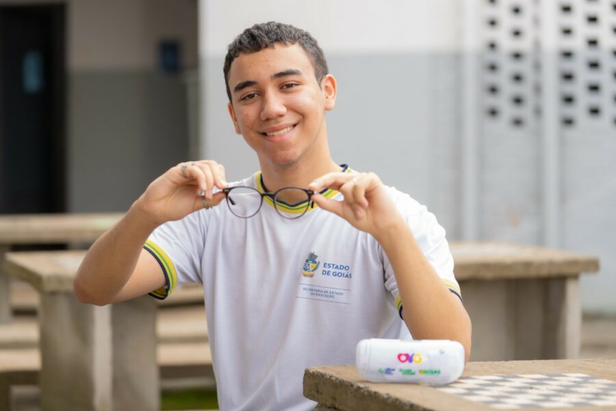 Olhar para Todos entrega óculos a alunos da rede estadual