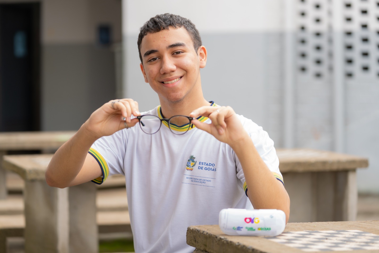 Olhar para Todos entrega óculos a alunos da rede estadual