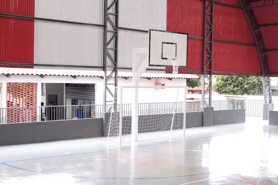 Escolas estaduais recebem quadra esportiva coberta