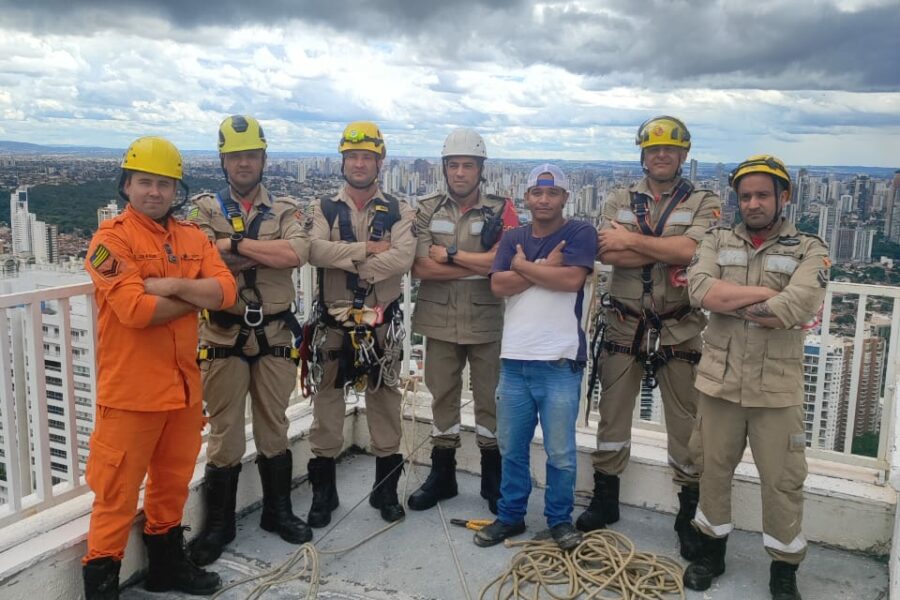 Bombeiros resgatam trabalhador a 130 metros de altura em Goiânia