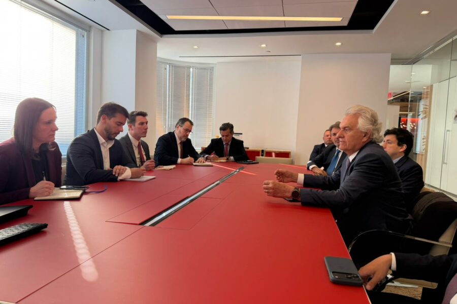 Nos EUA, governador busca acordos para exploração de minerais críticos