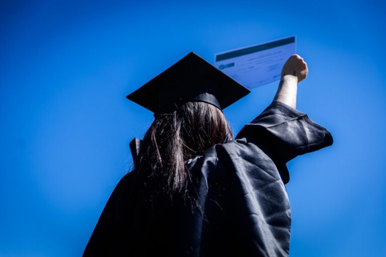 Socioeducandos recebem certificados de cursos profissionalizantes em Goiânia