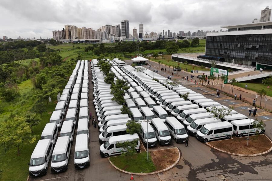 Municípios goianos recebem 246 vans para assistência social